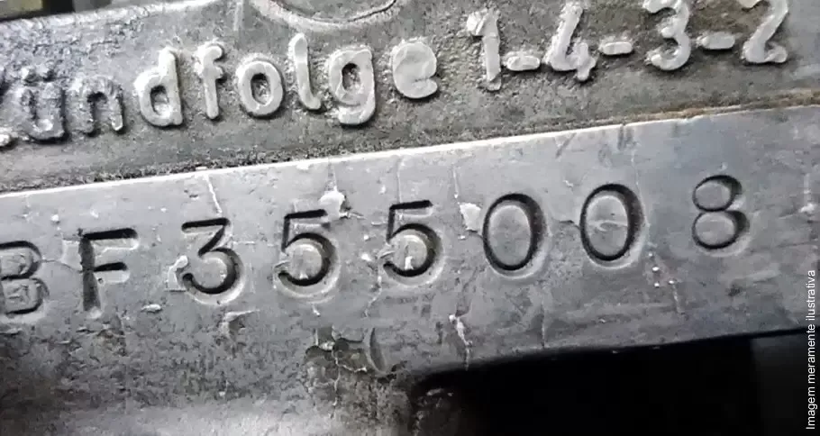 Exemplo de numeração gravada em uma superfície metálica do motor.